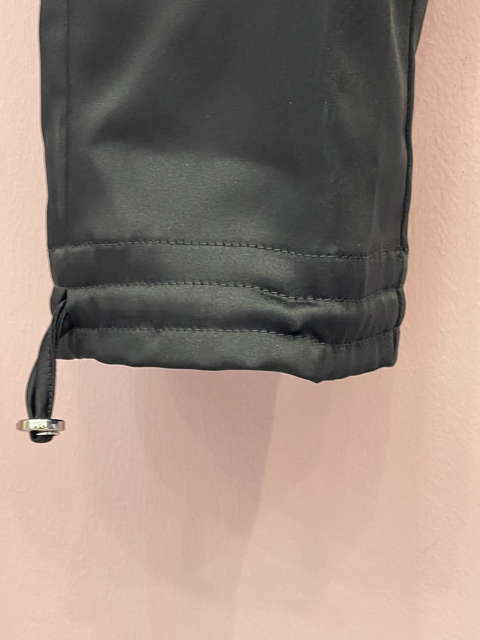 Pantalone cargo elegante satinato