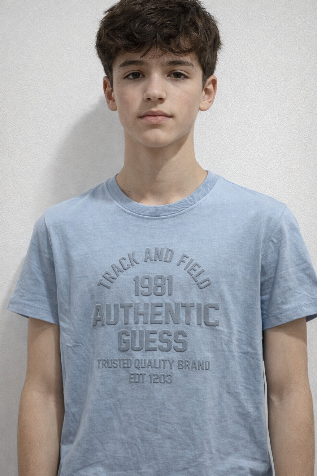 T-shirt Guess – Logo in rilievo