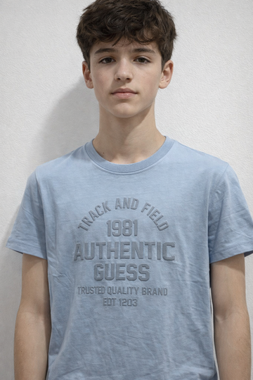 T-shirt Guess – Logo in rilievo