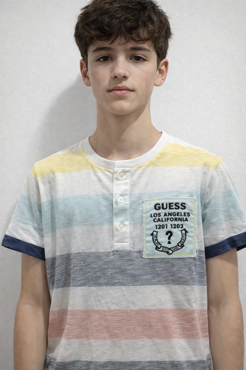 T-shirt Guess – Righe multicolor con patch
