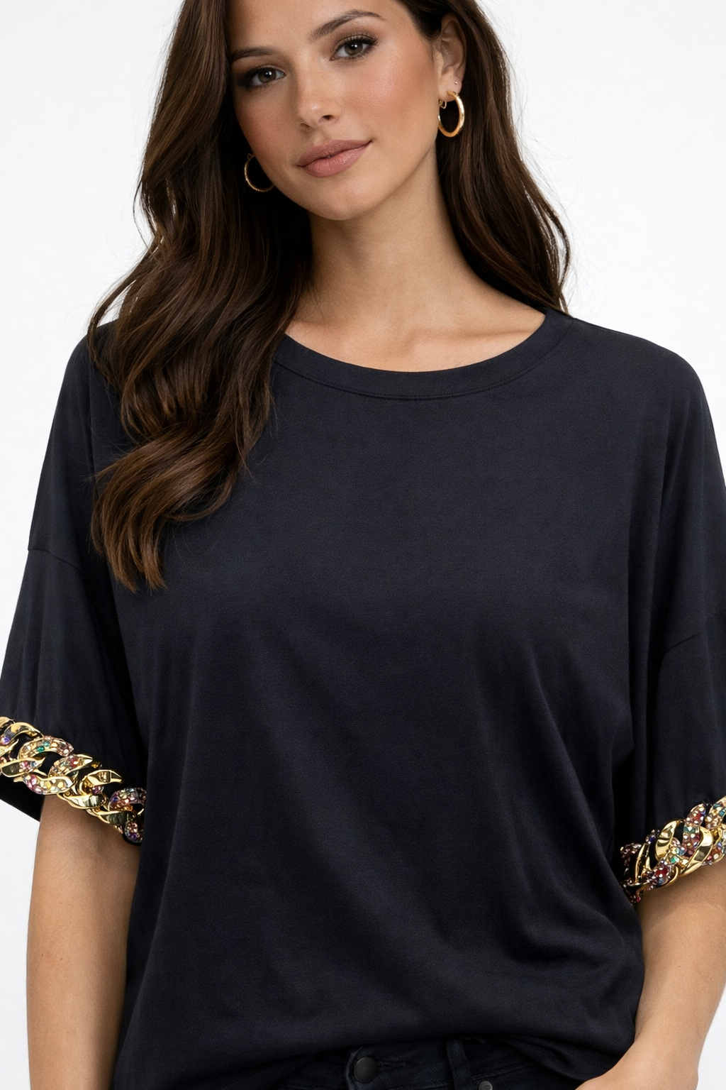 T-shirt brand unique nera con catena su scollo e manica