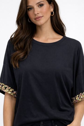 T-shirt brand unique nera con catena su scollo e manica
