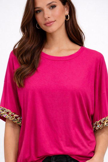 T-shirt brand unique fuxia con catena su scollo e manica