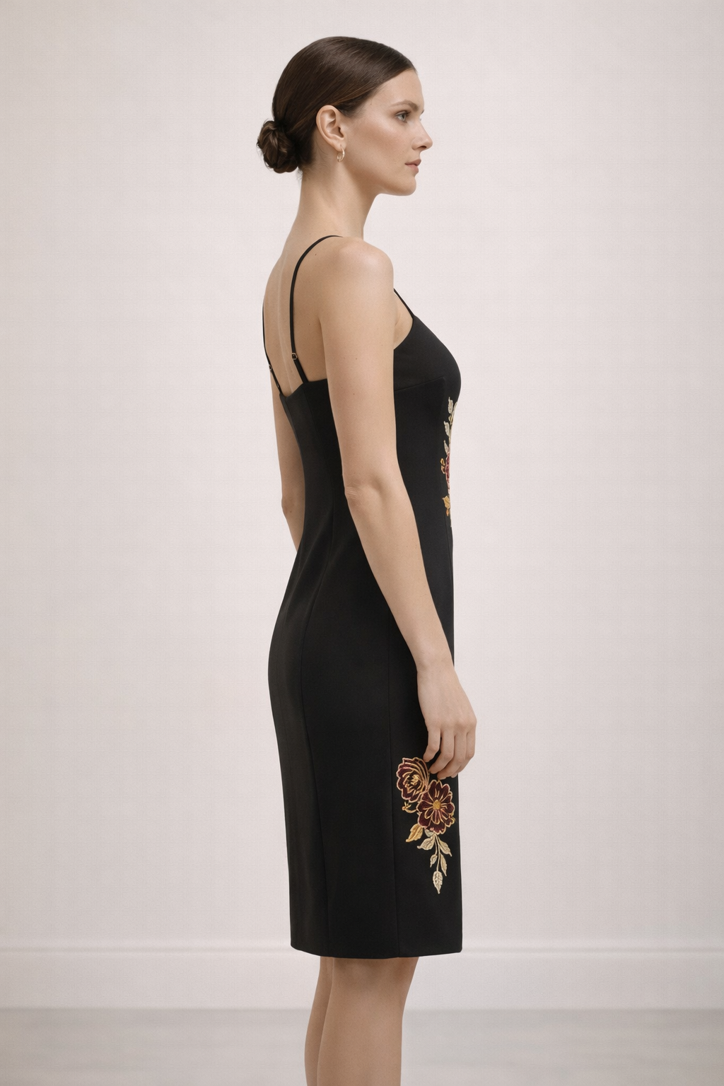Abito Corto Nero con Ricamo Floreale – Marcian