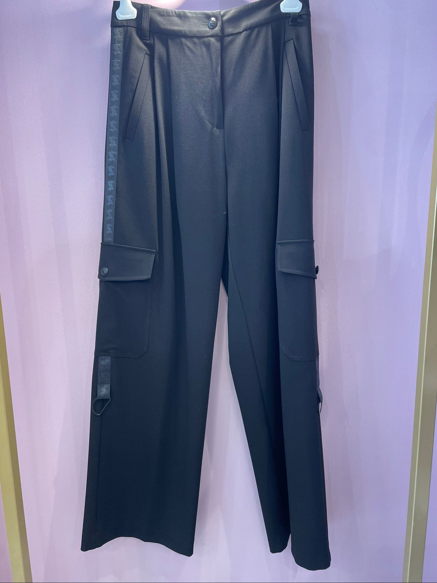 Pantalone nero largo con tasconi Twinsett ACTITUDE