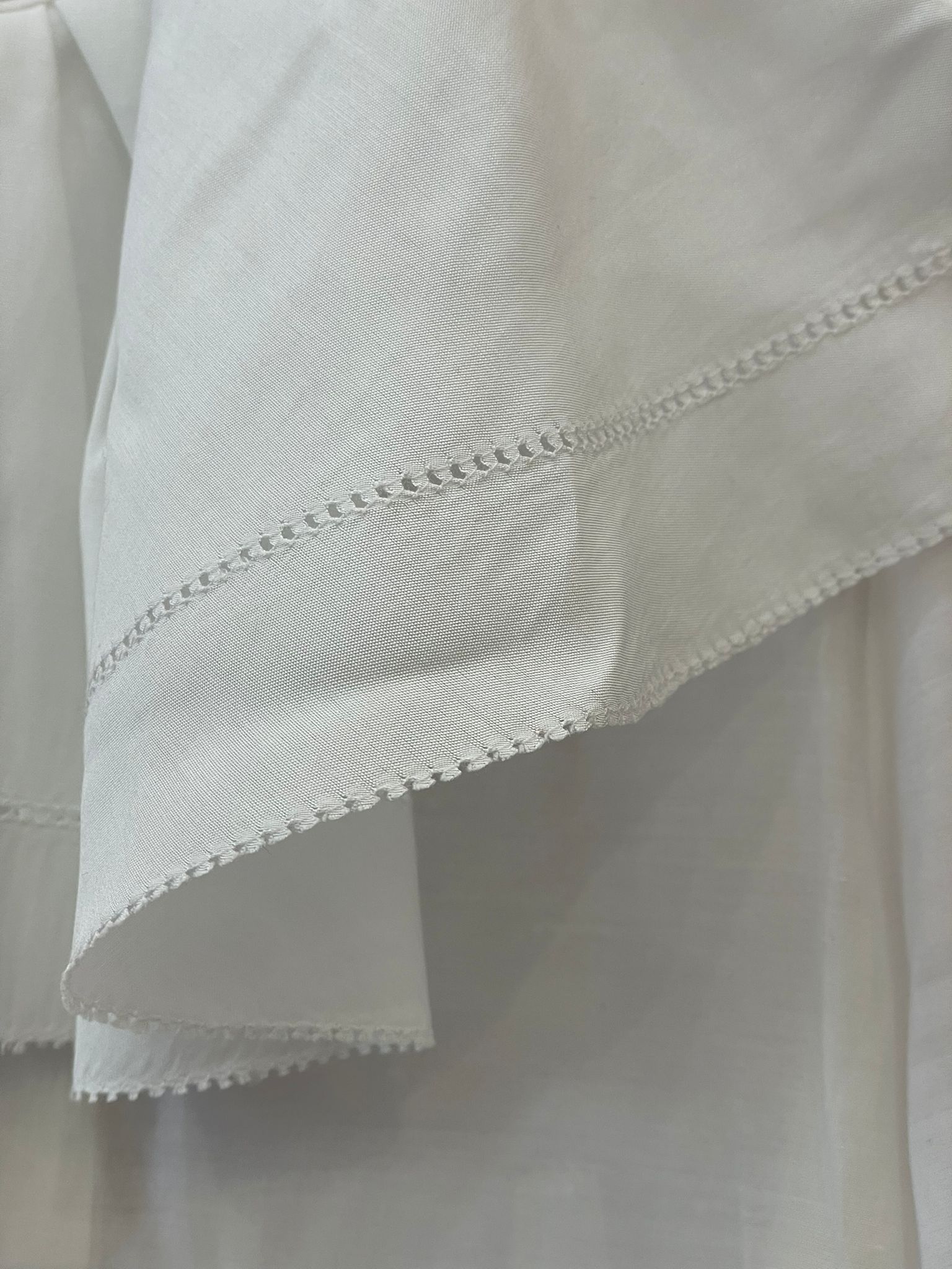 Camicia ELEH  bianca con collo ampio bordino effetto ricamo