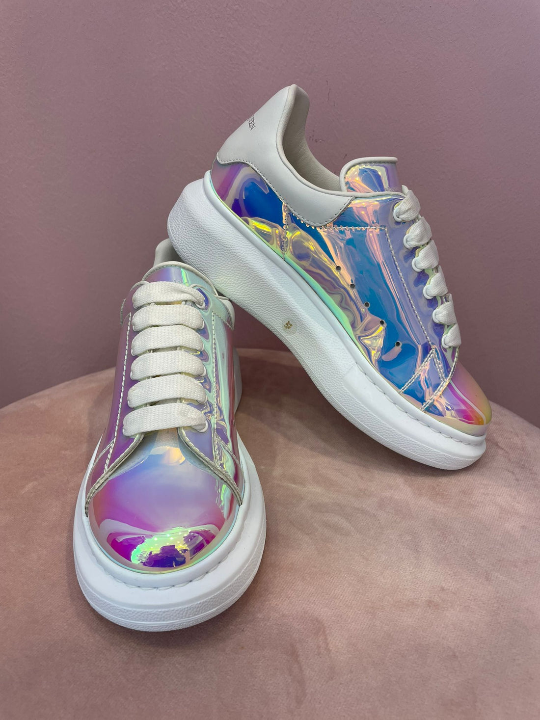 Sneakers Alexander McQueen effetto olografico