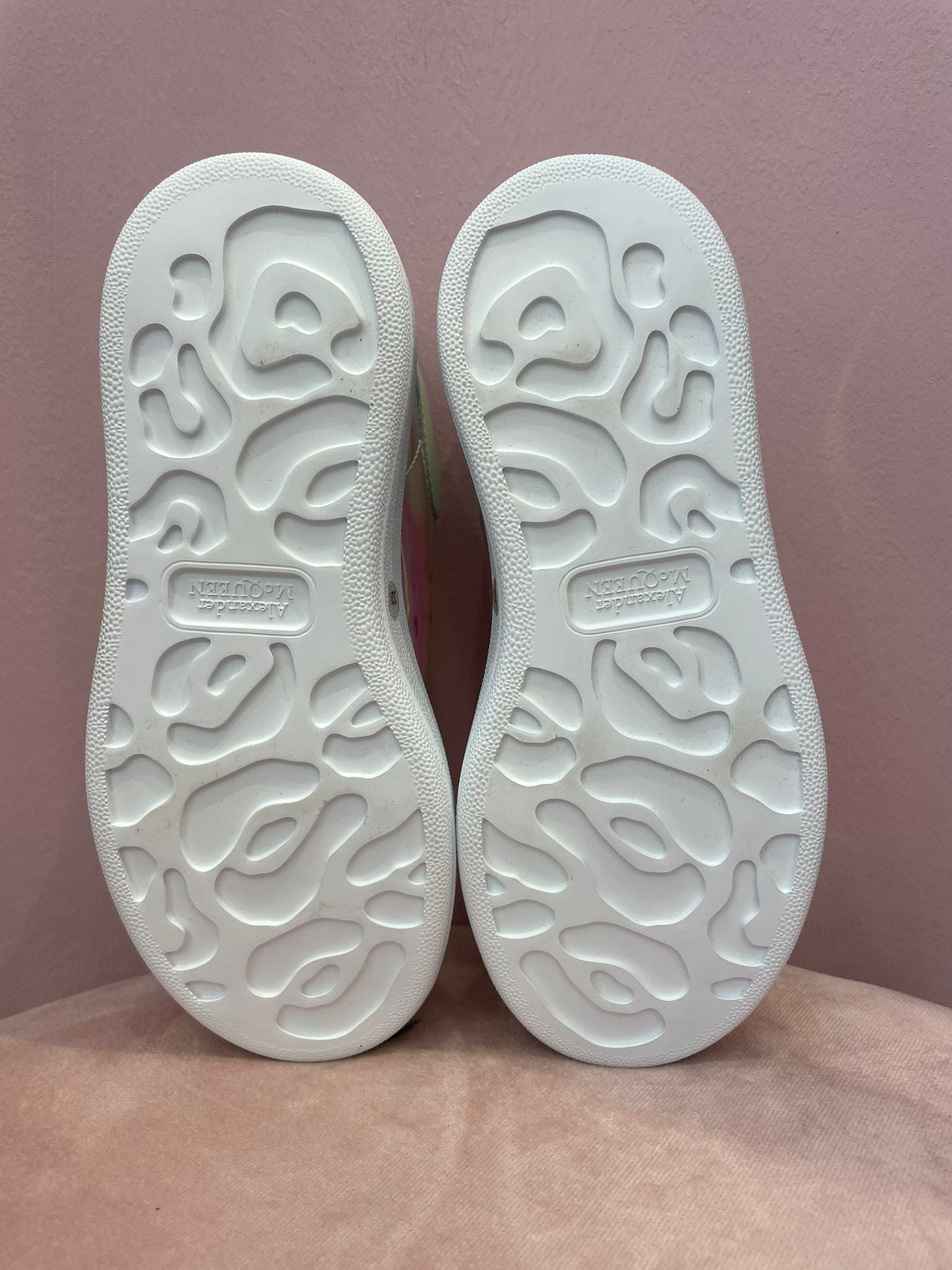 Sneakers Alexander McQueen effetto olografico