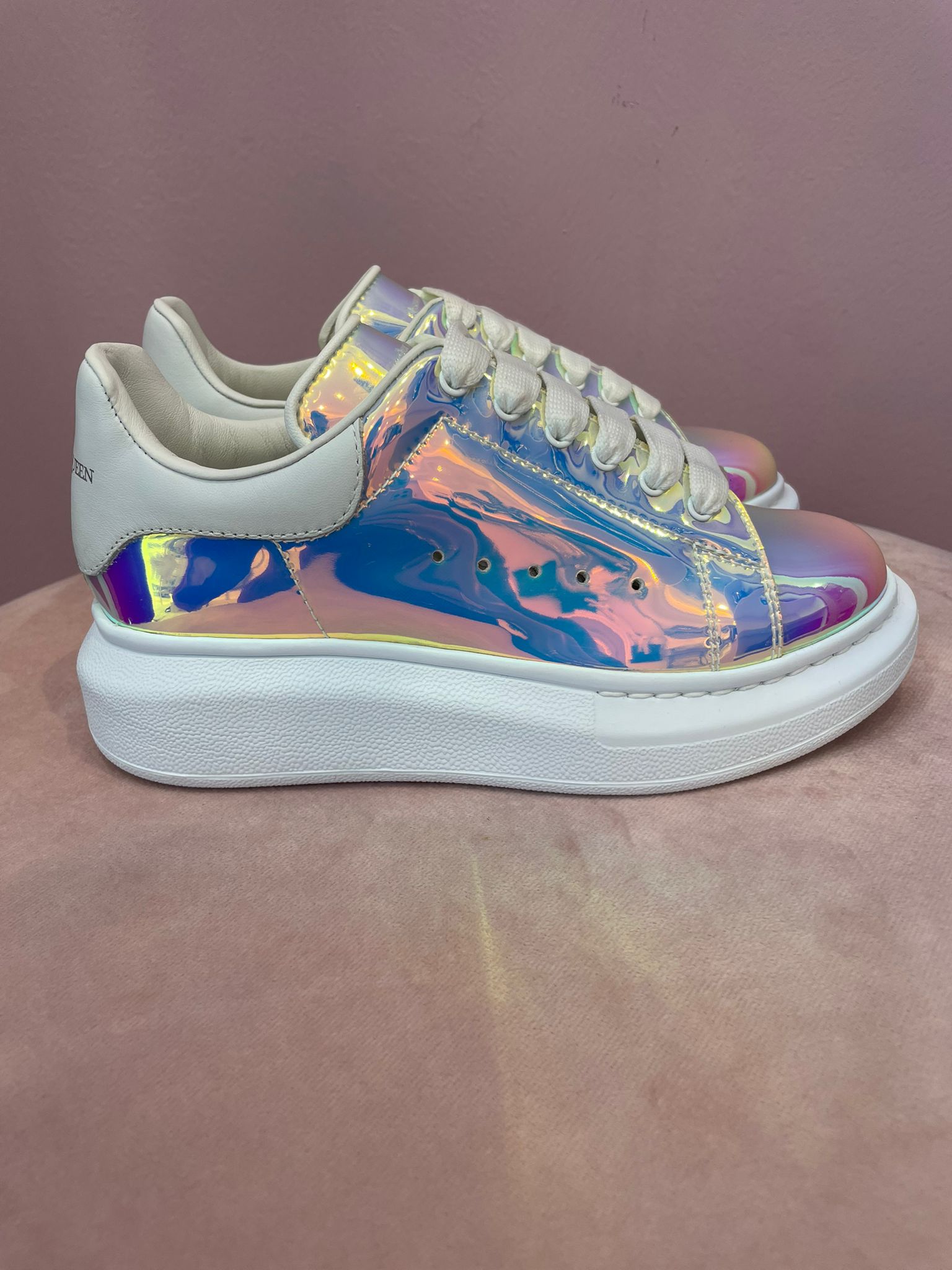 Sneakers Alexander McQueen effetto olografico