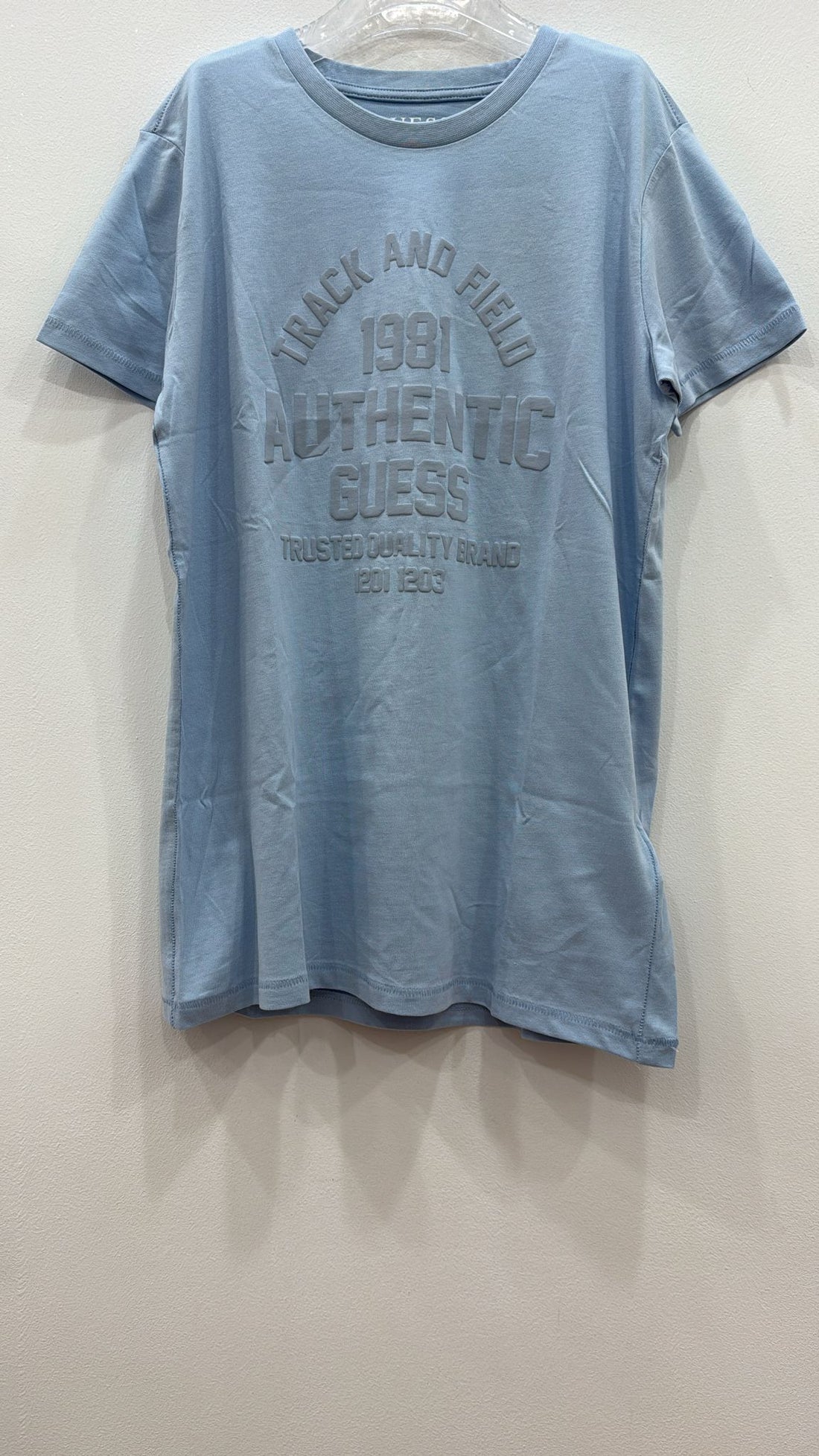 T-shirt Guess – Logo in rilievo