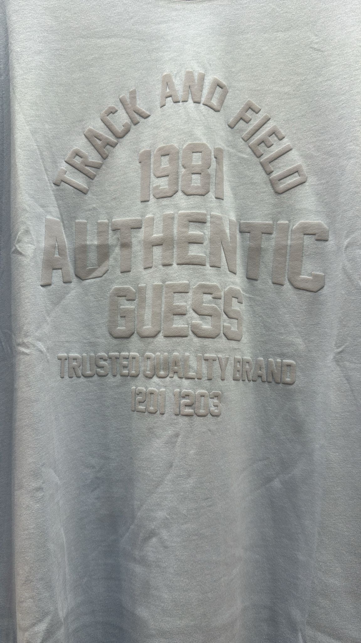 T-shirt Guess – Logo in rilievo