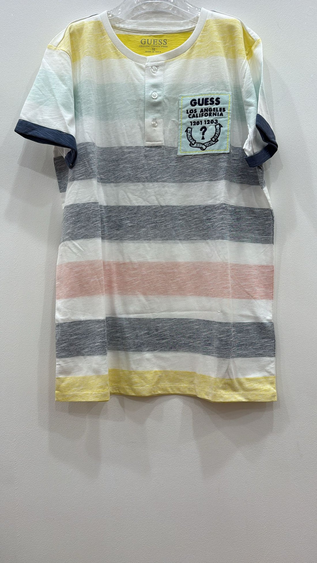 T-shirt Guess – Righe multicolor con patch