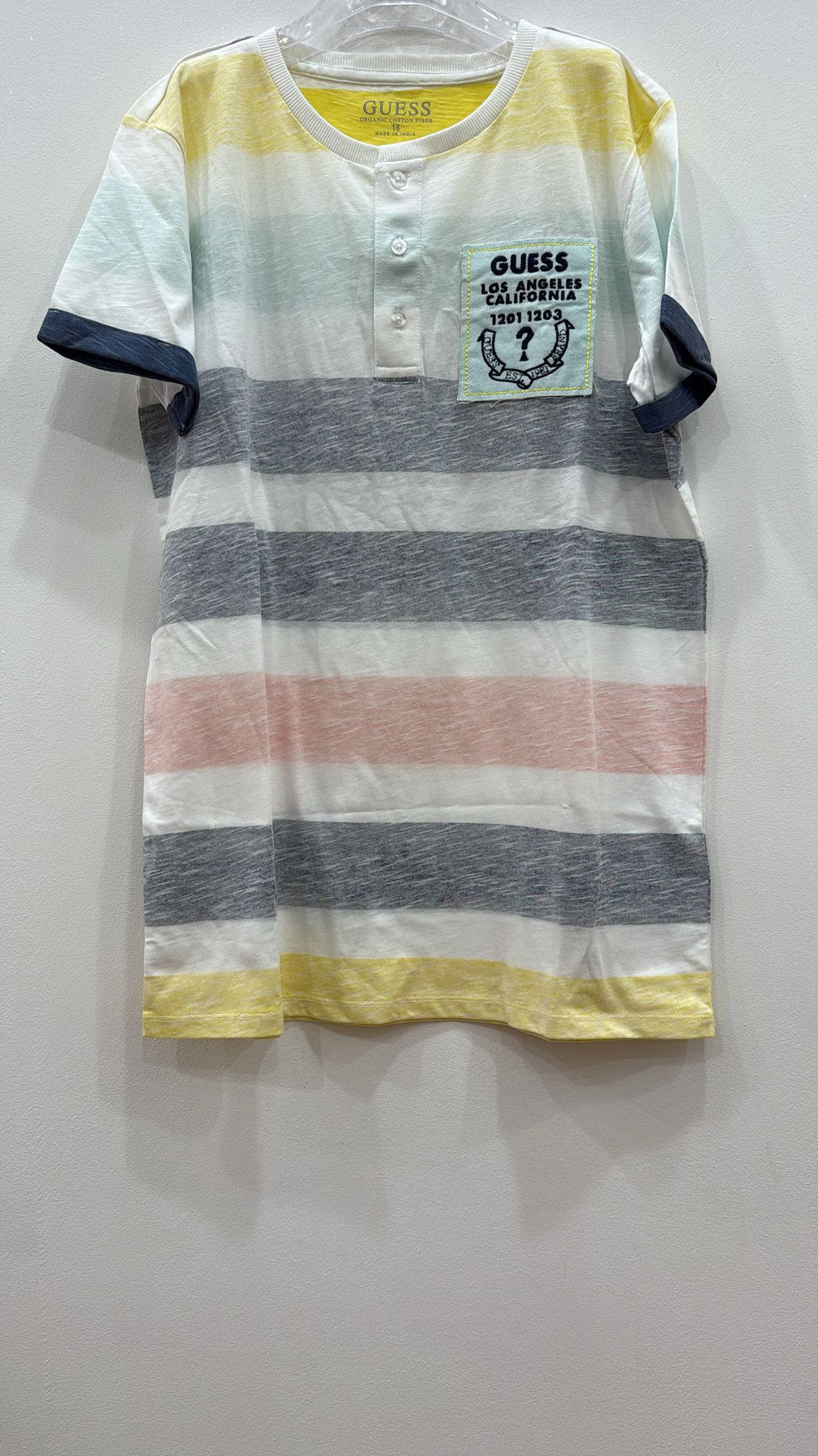 T-shirt Guess – Righe multicolor con patch
