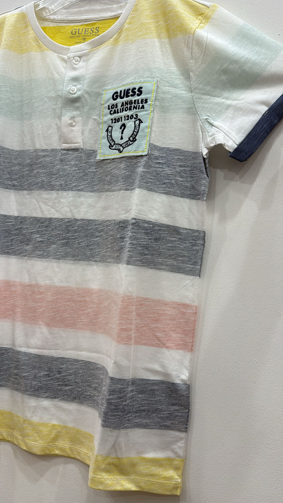 T-shirt Guess – Righe multicolor con patch