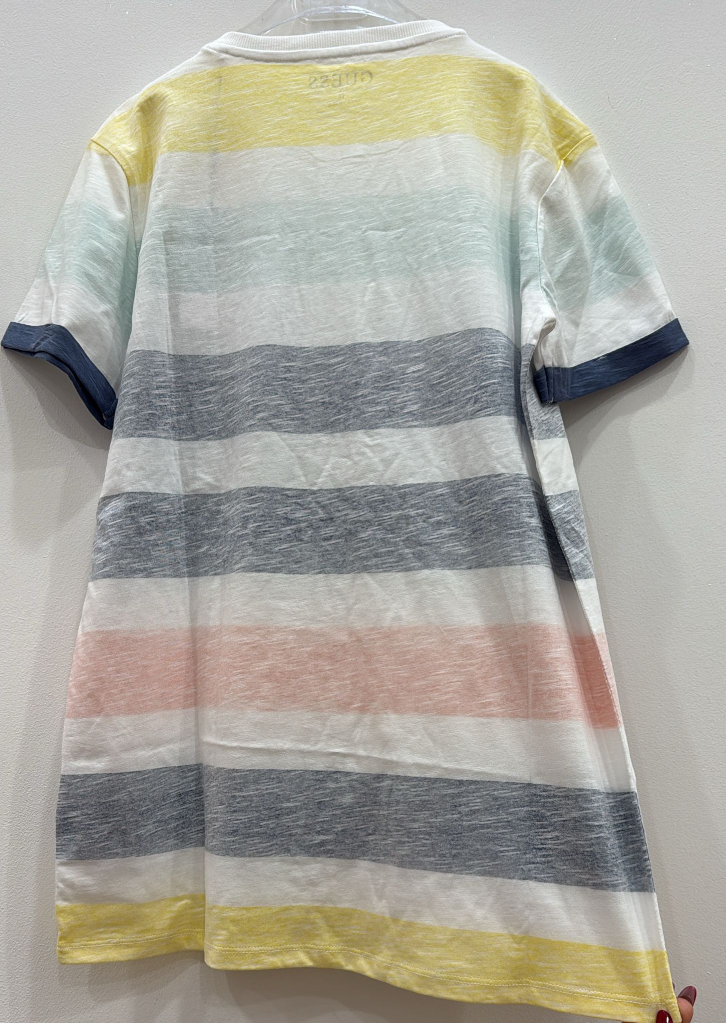 T-shirt Guess – Righe multicolor con patch