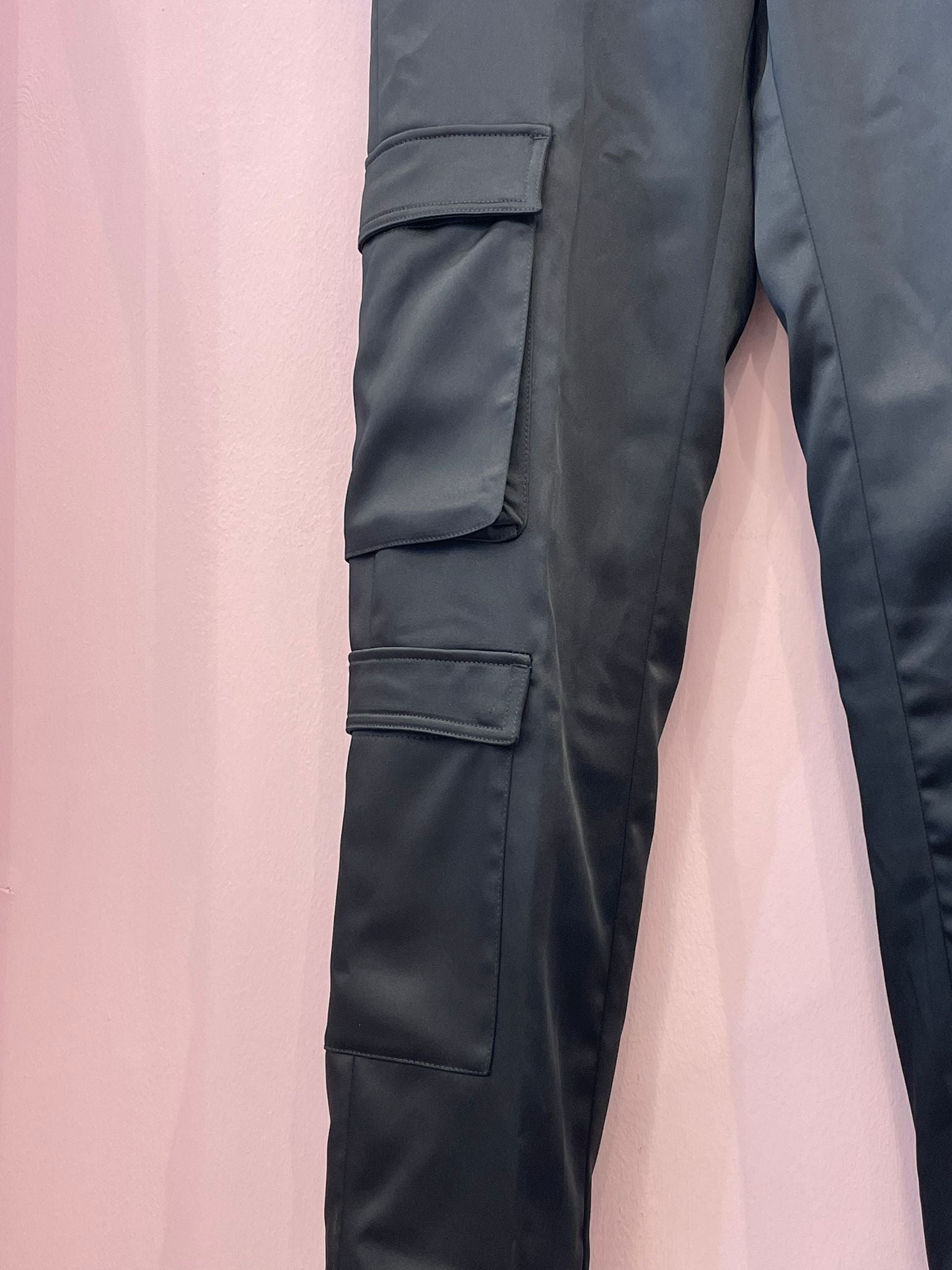Pantalone cargo elegante satinato