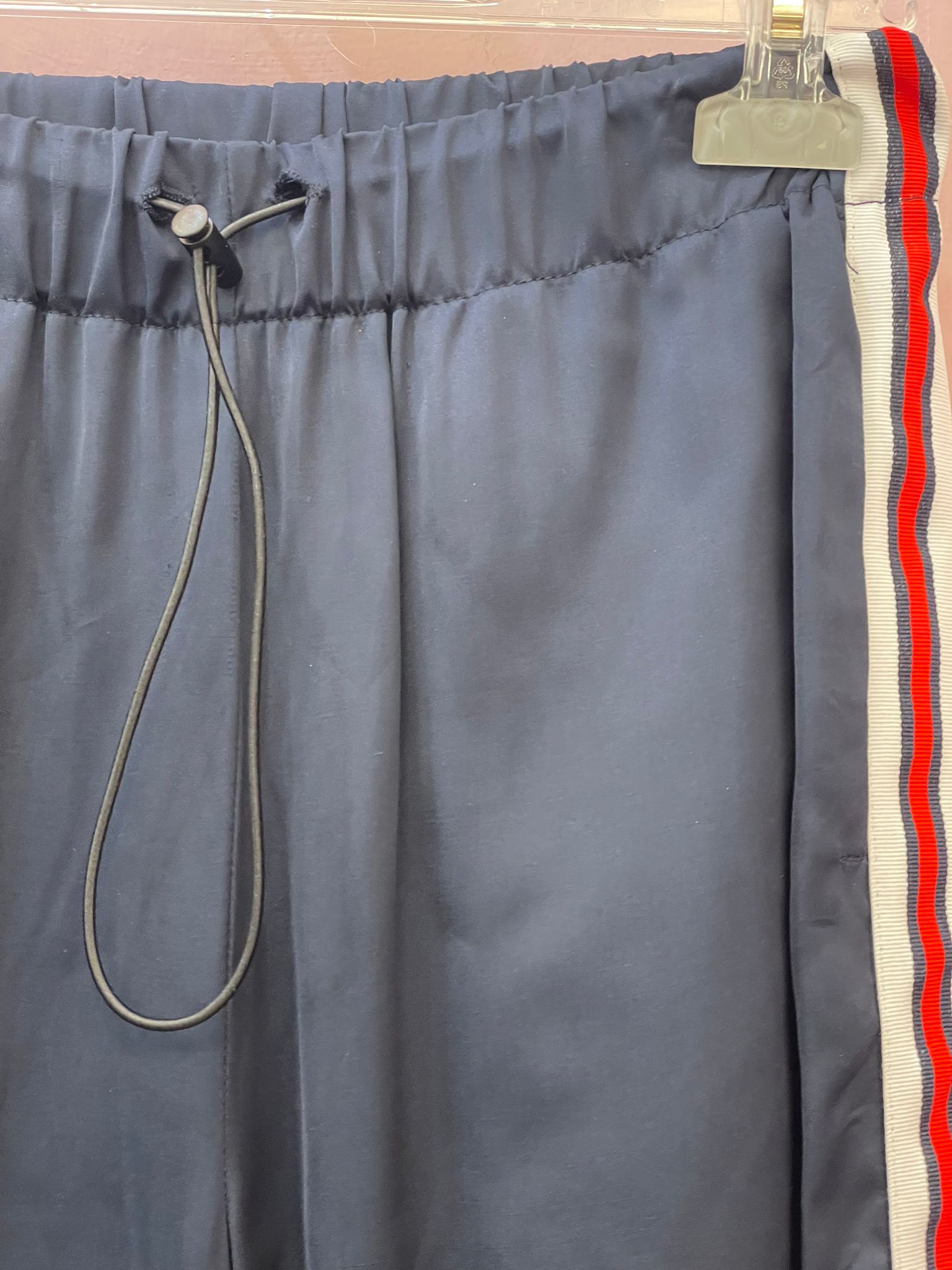 Pantalone blu scuro satinato con bande laterali