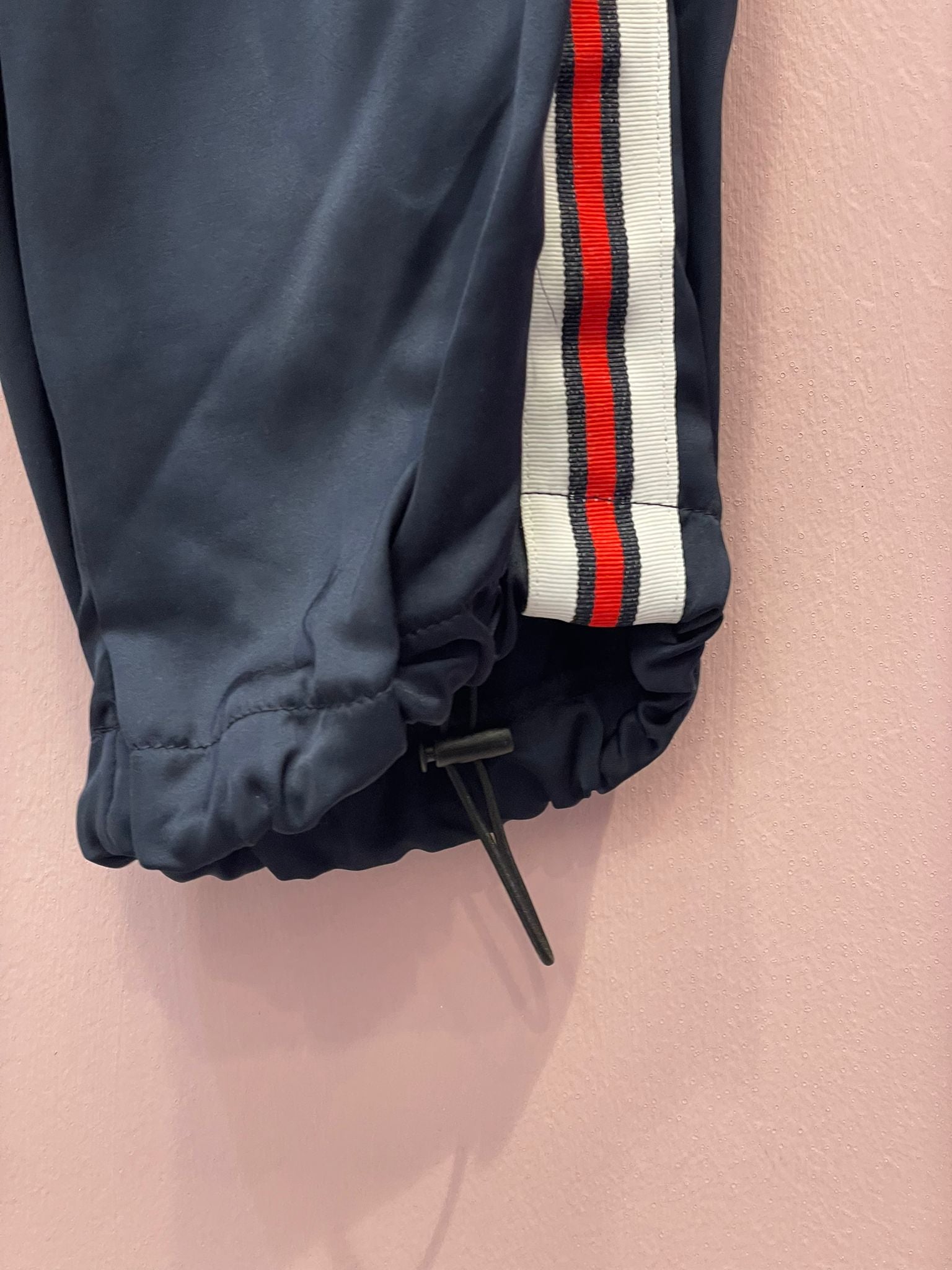Pantalone blu scuro satinato con bande laterali