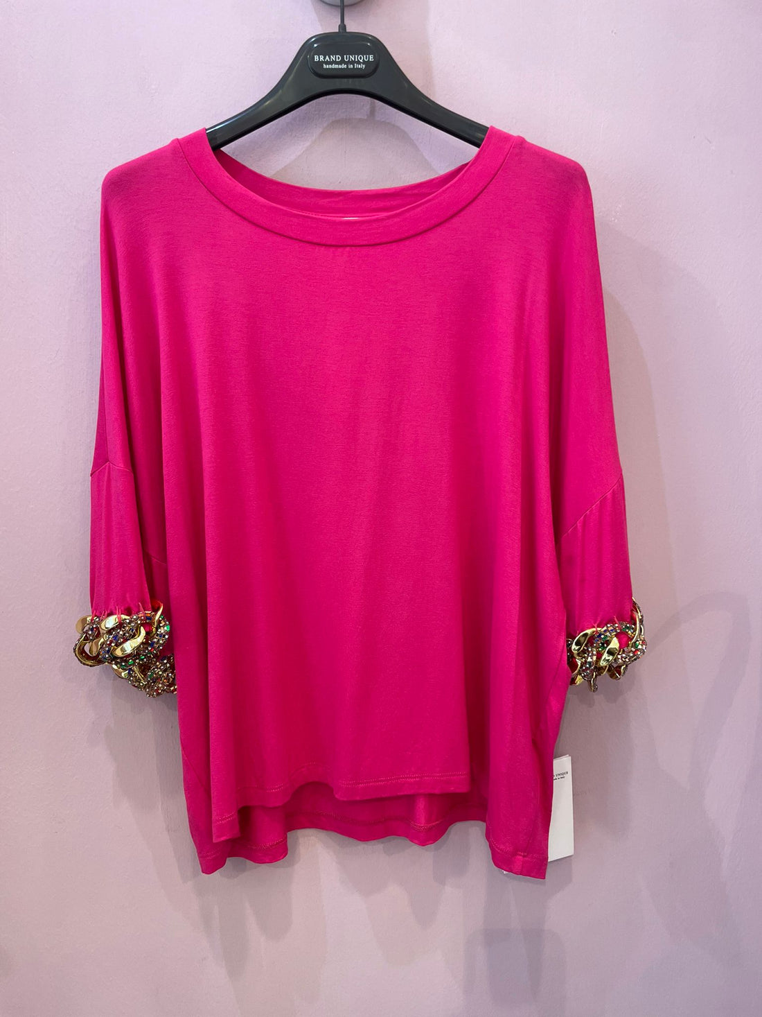 T-shirt brand unique fuxia con catena su scollo e manica