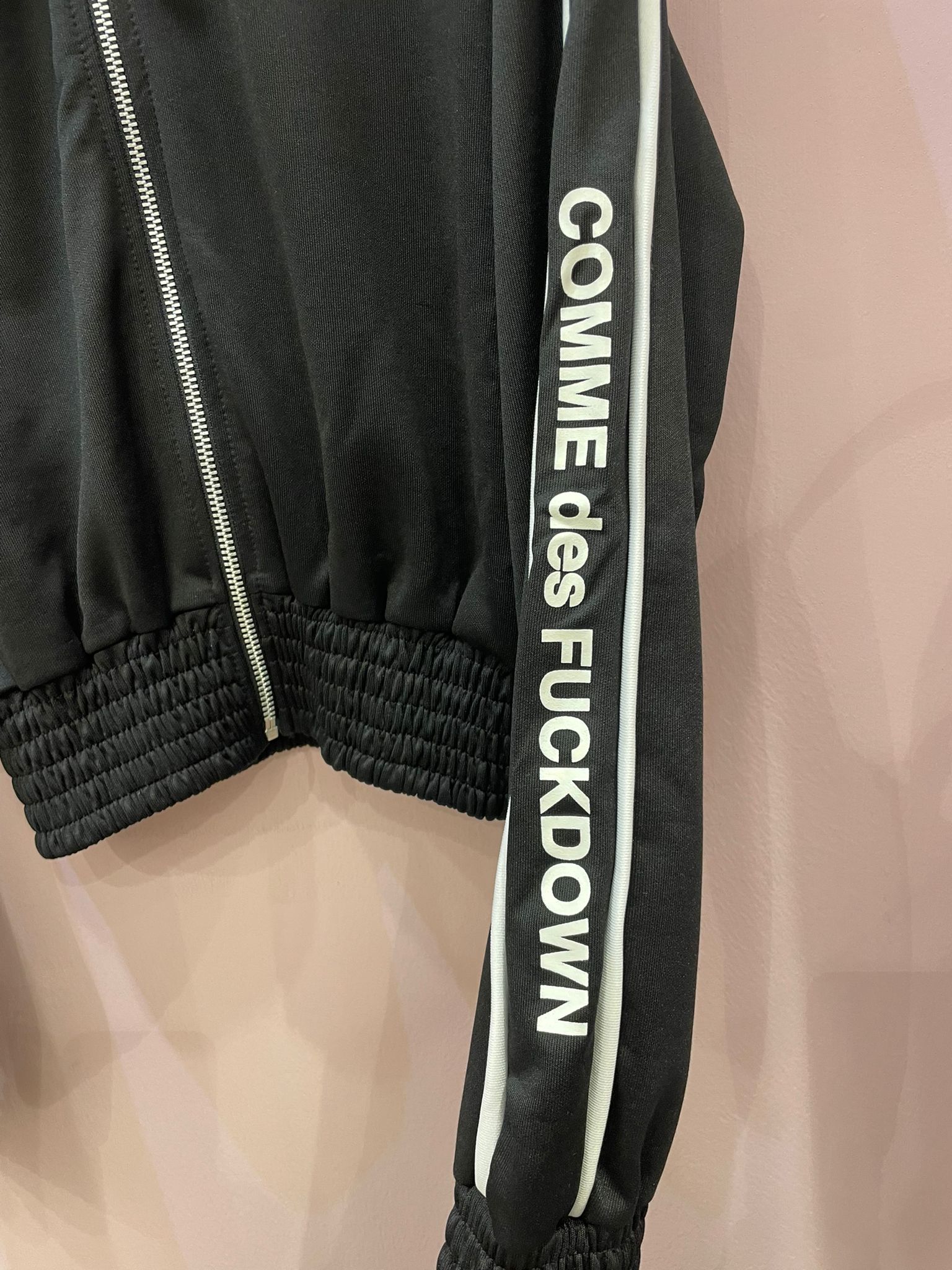 Giacca a zip in tessuto tecnico nera COMME des FUCKDOWN*