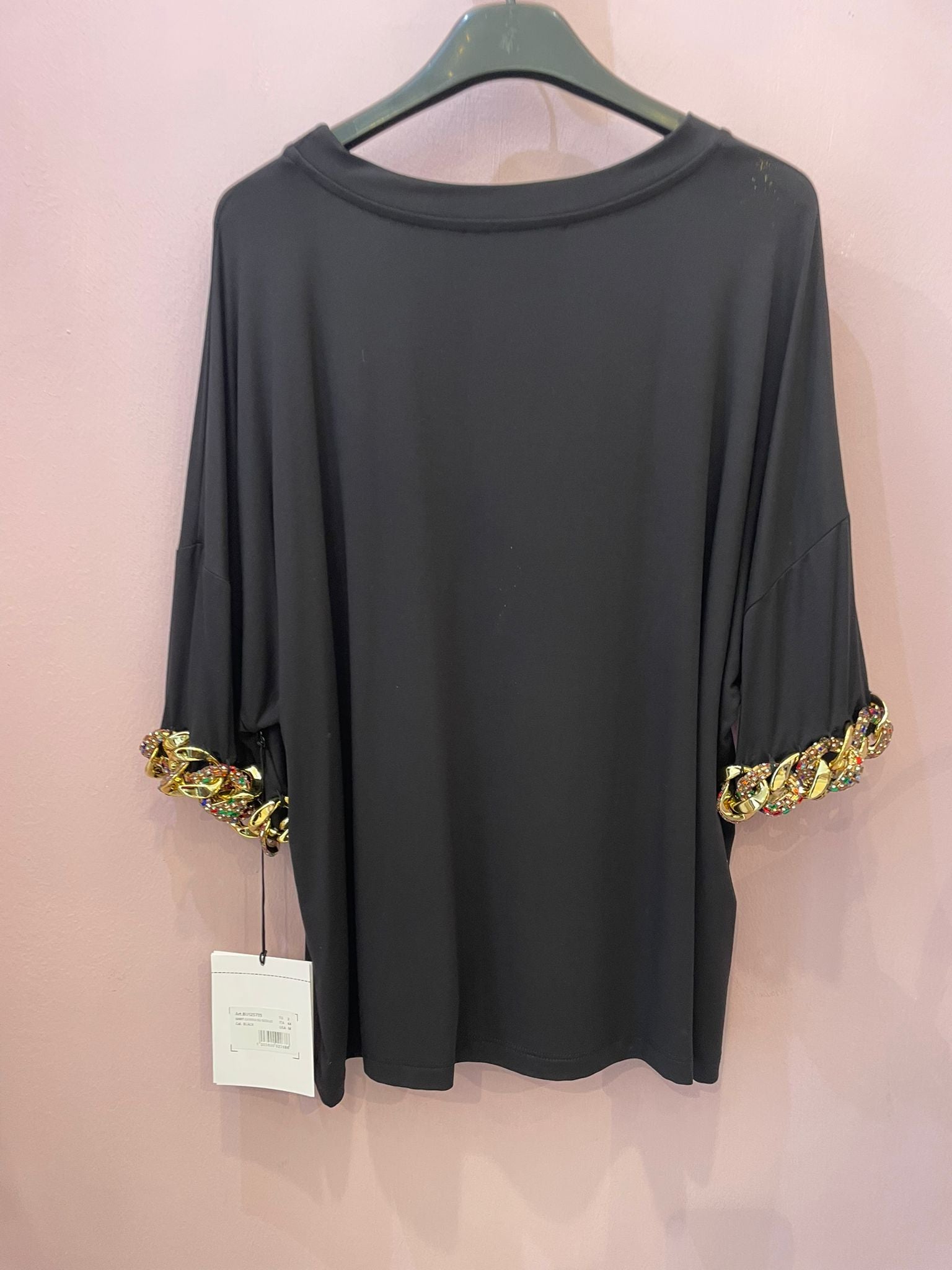 T-shirt brand unique nera con catena su scollo e manica