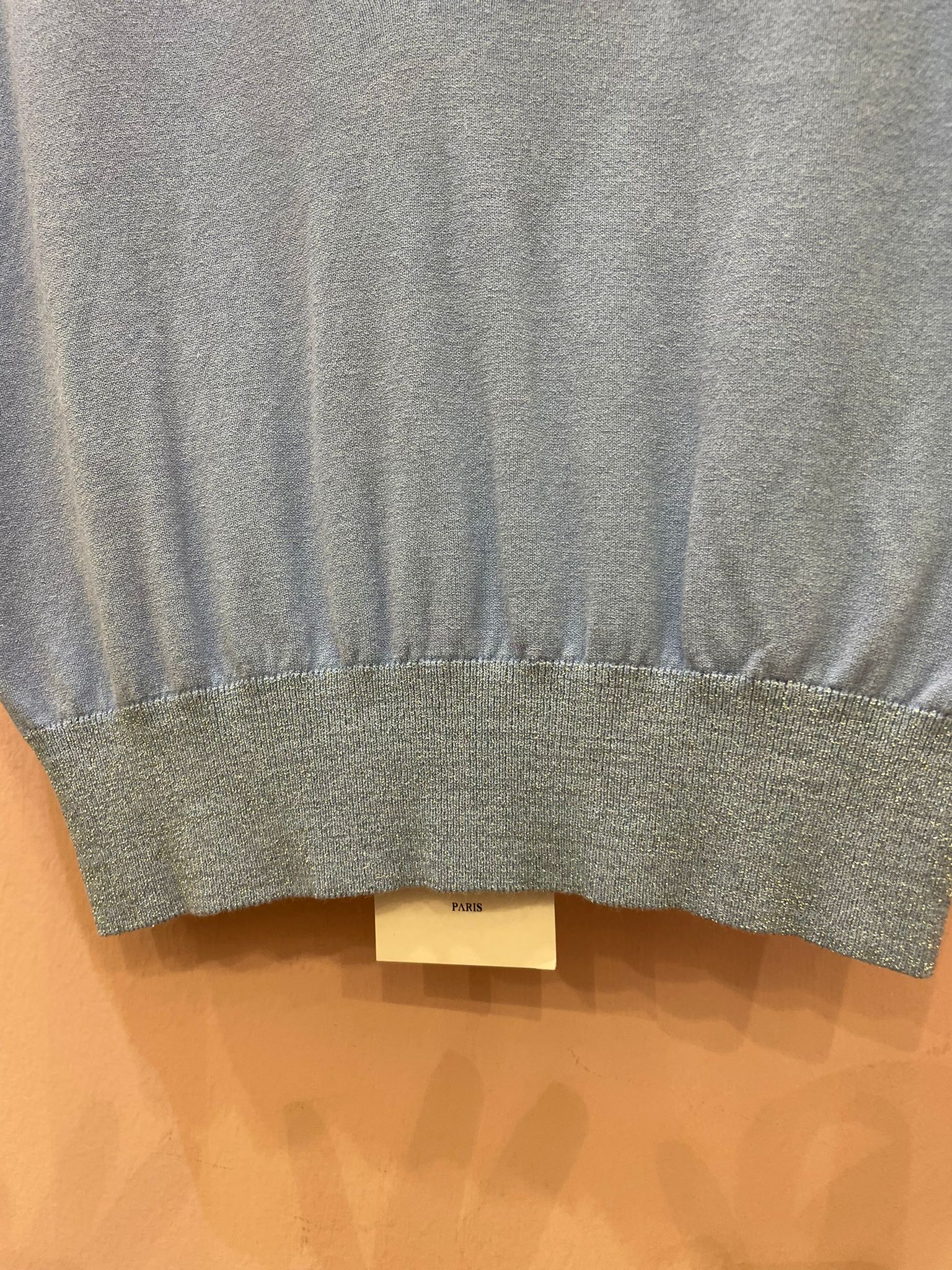 Top Gaelle celeste con scollo a V