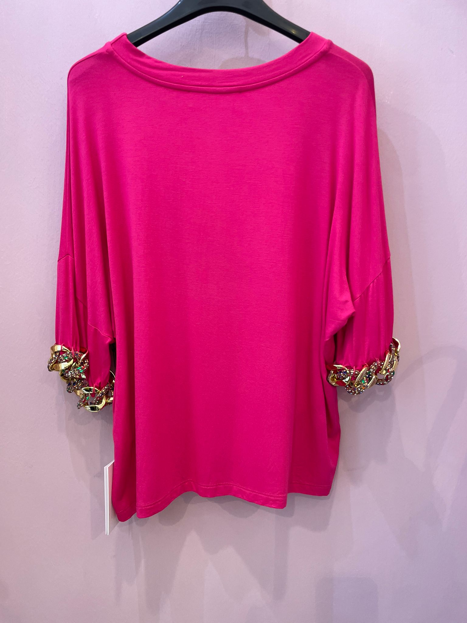 T-shirt brand unique fuxia con catena su scollo e manica