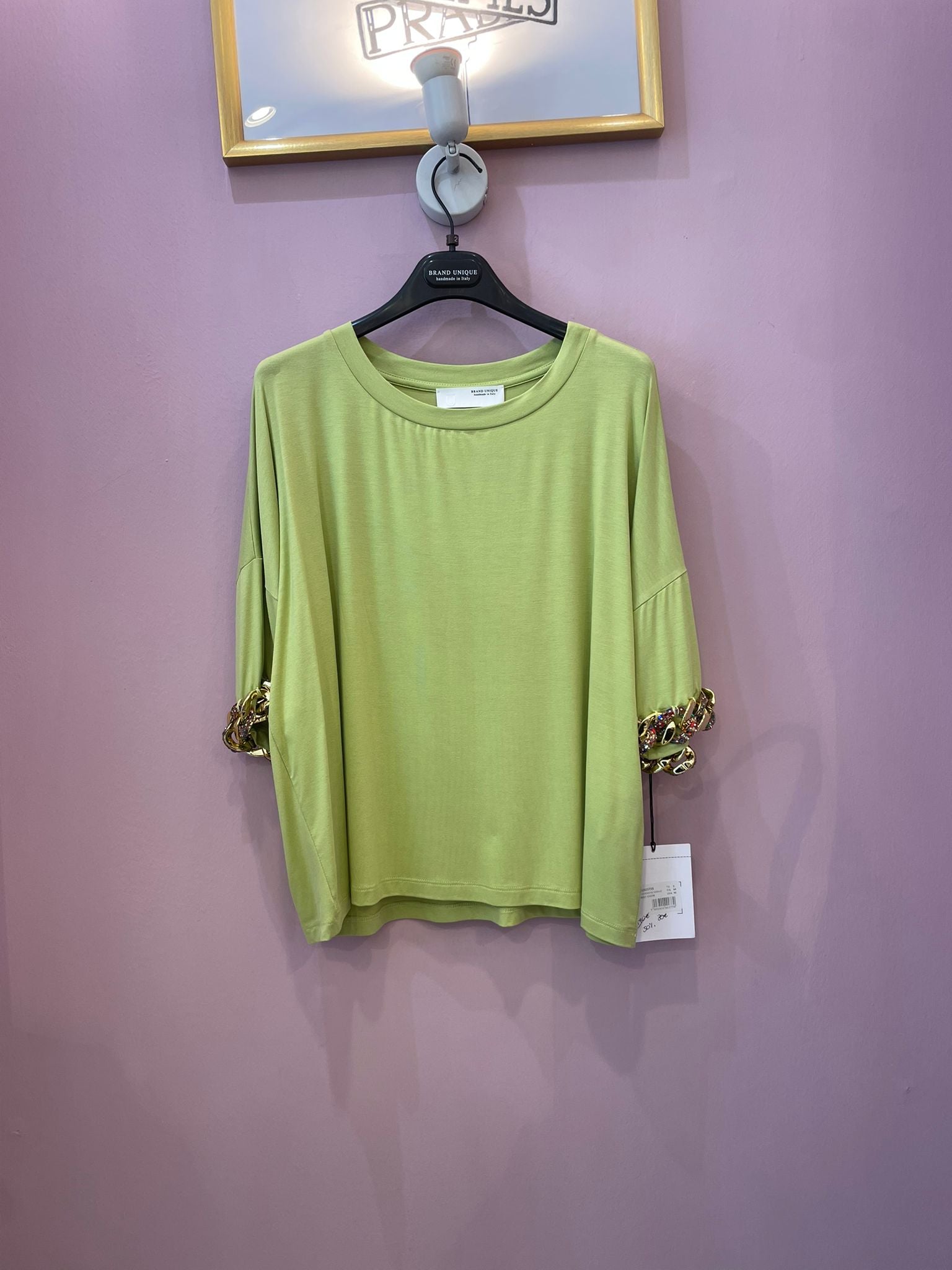 T-shirt  brand unique verde acido con catena su scollo e manica