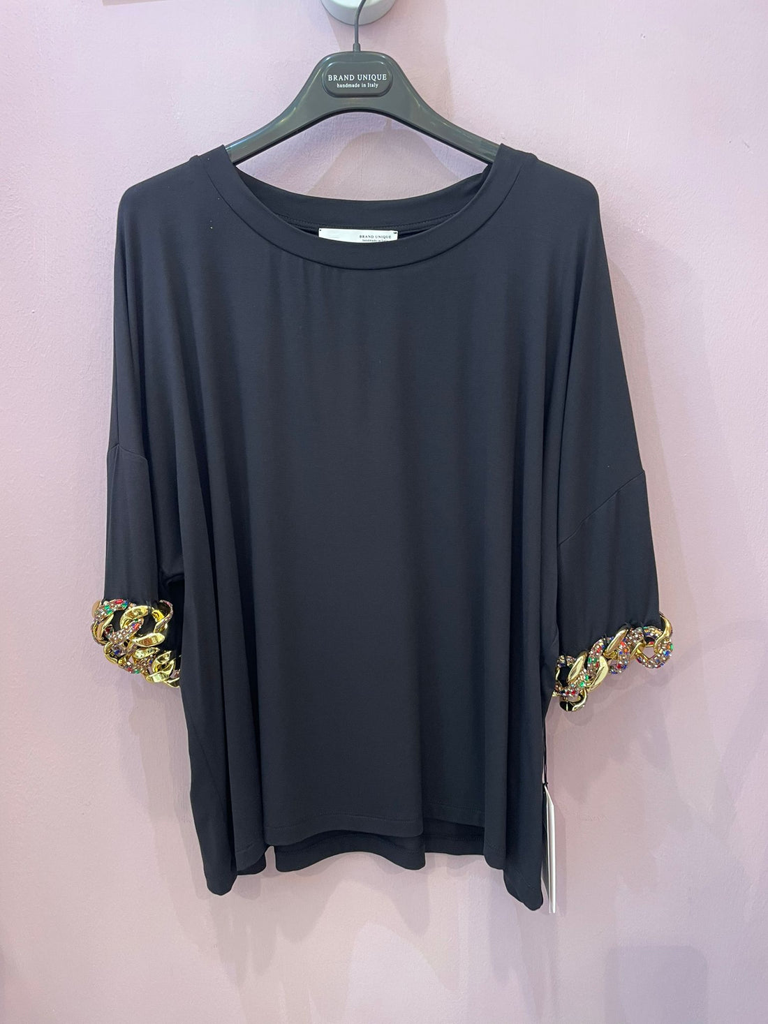 T-shirt brand unique nera con catena su scollo e manica