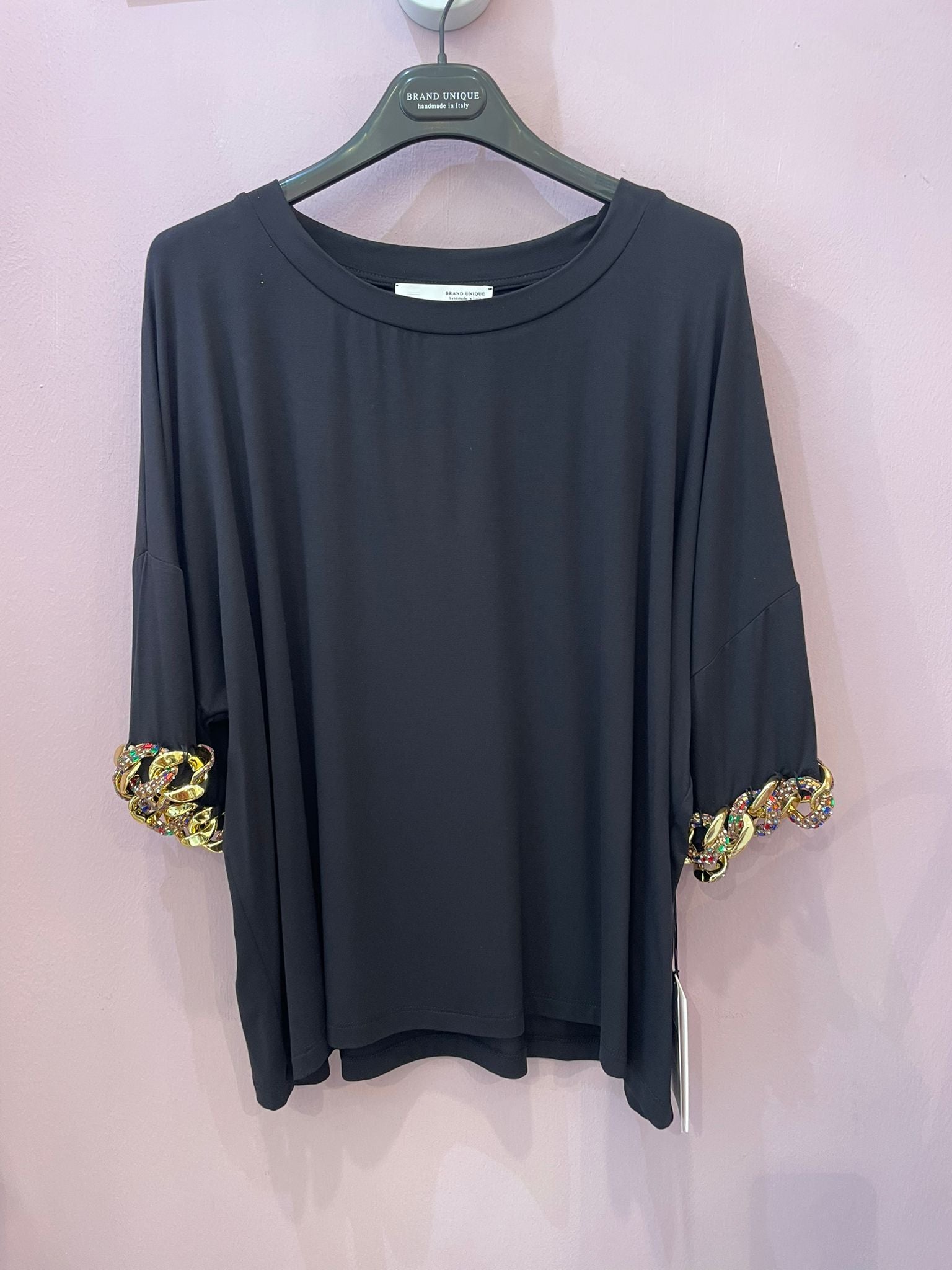 T-shirt brand unique nera con catena su scollo e manica