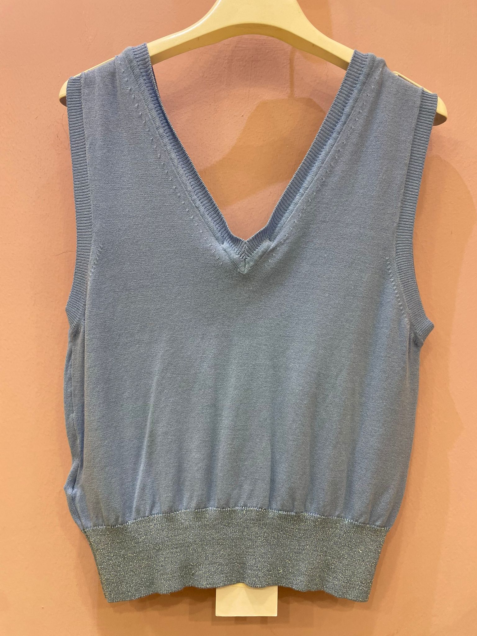 Top Gaelle celeste con scollo a V