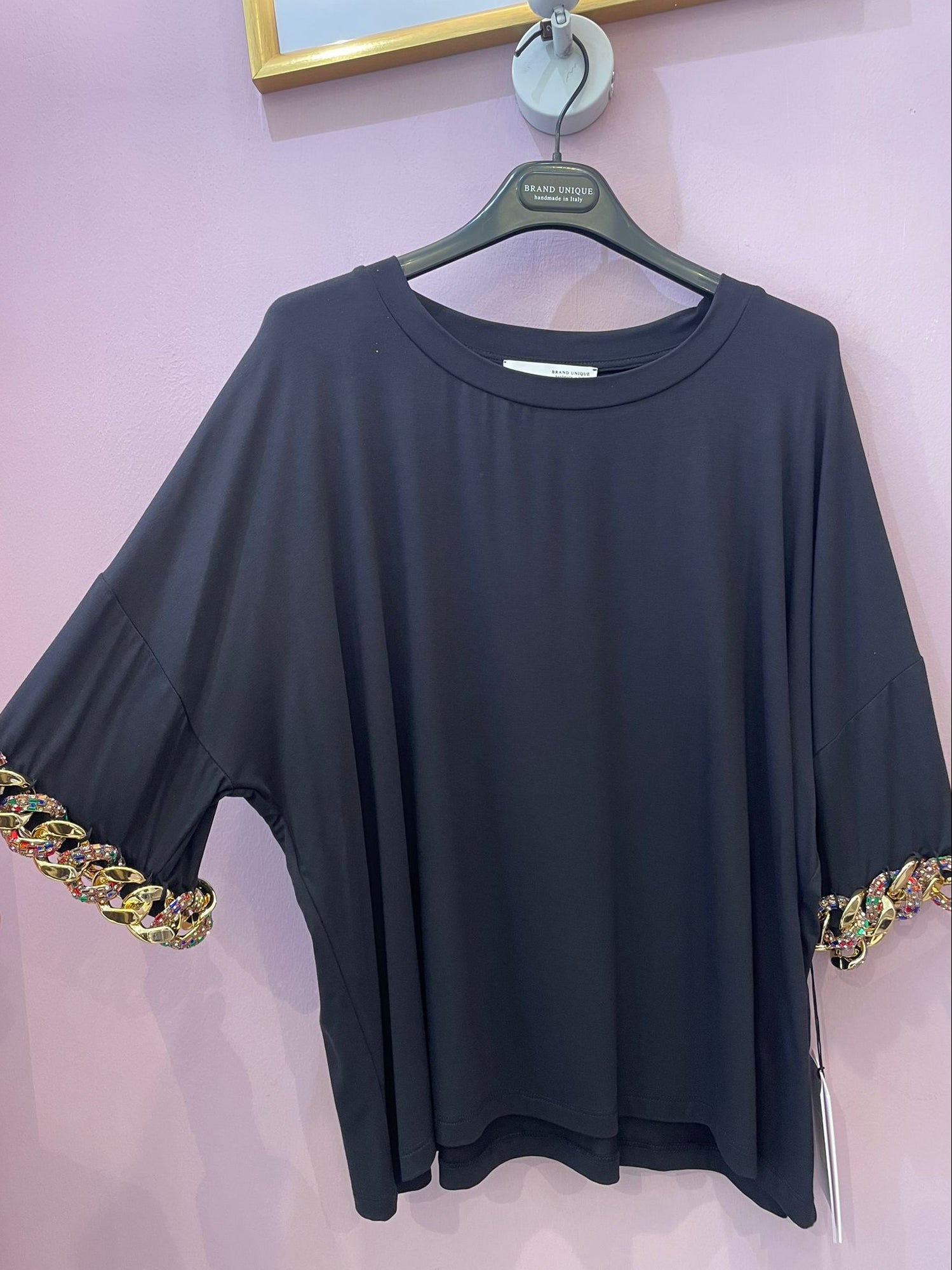 T-shirt brand unique nera con catena su scollo e manica