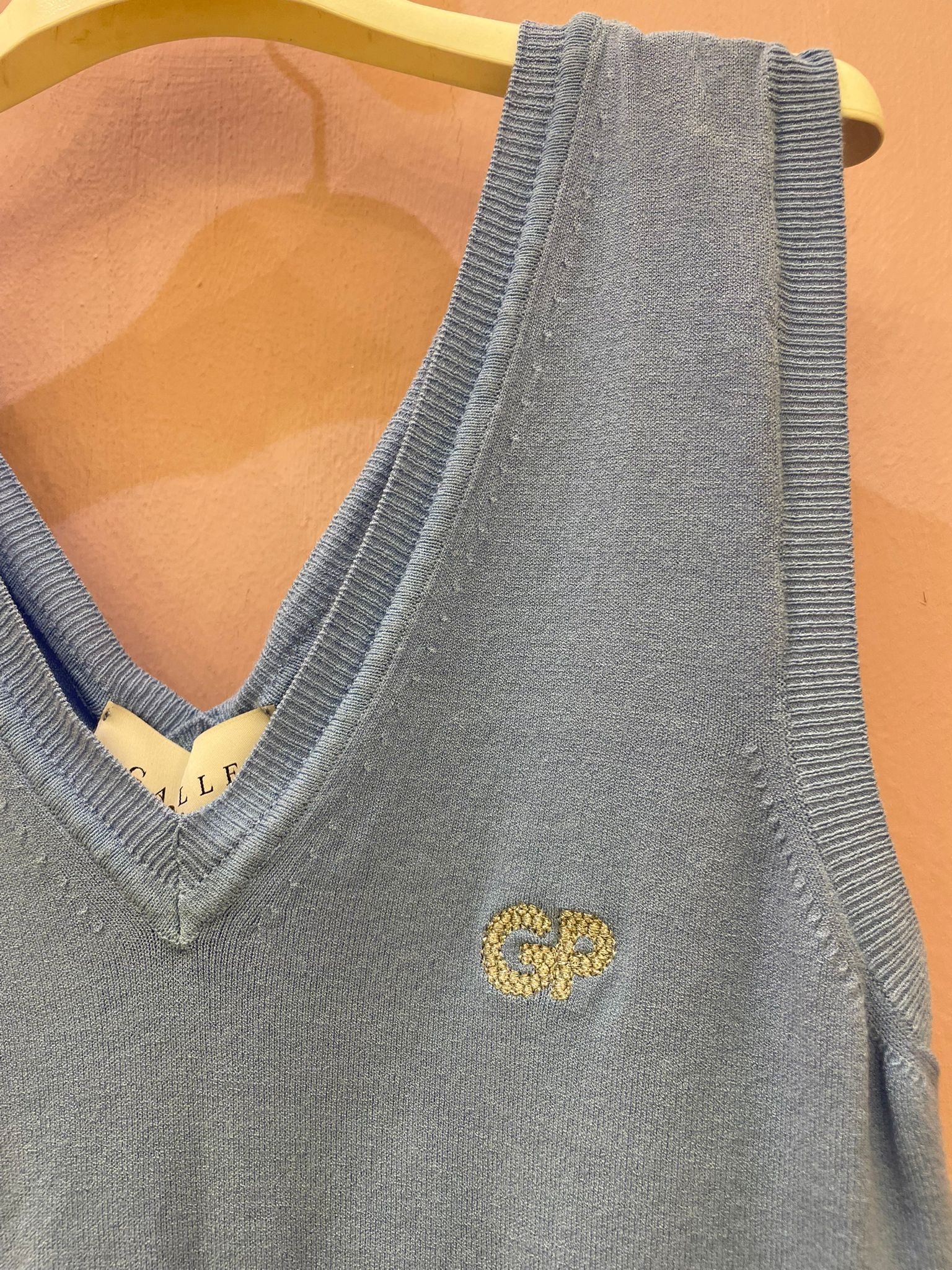 Top Gaelle celeste con scollo a V